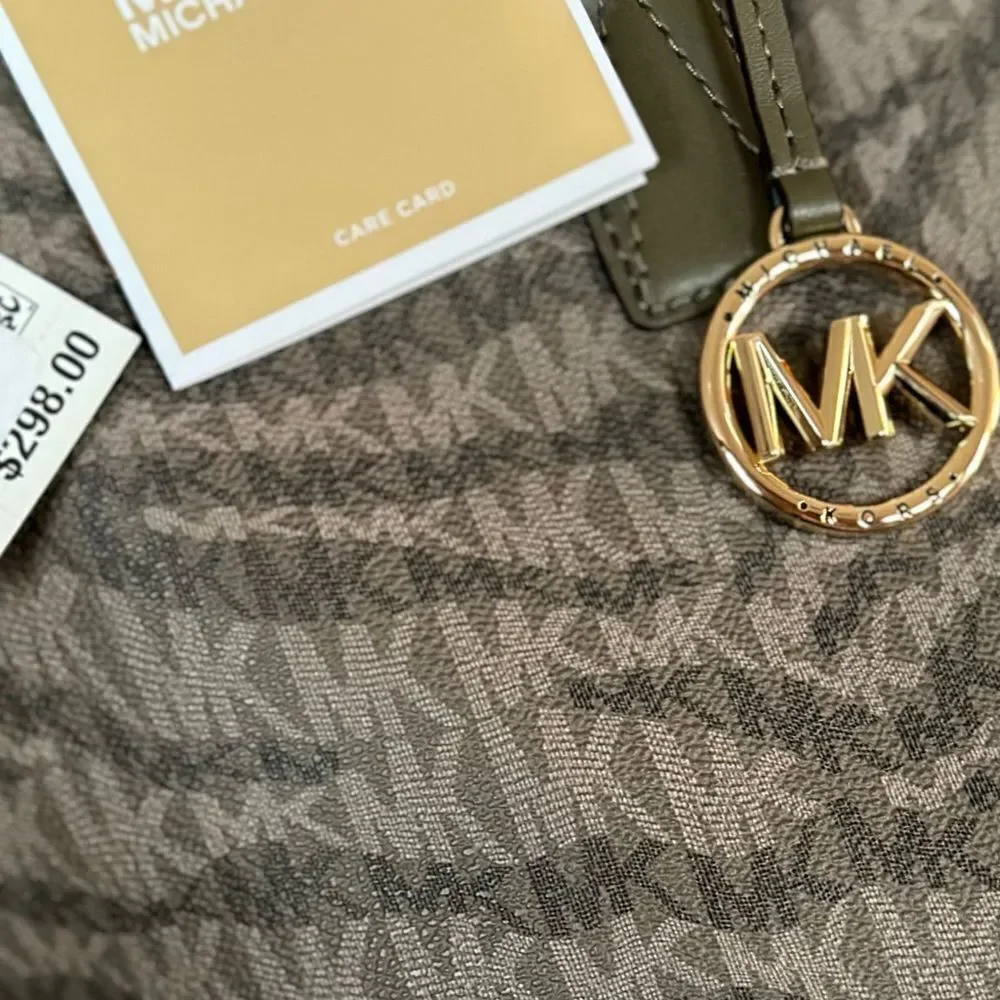 Michael KORS
Signature Animal Print Tote Bag in Olive
XL NWT retail $298 - Picture 7 of 9